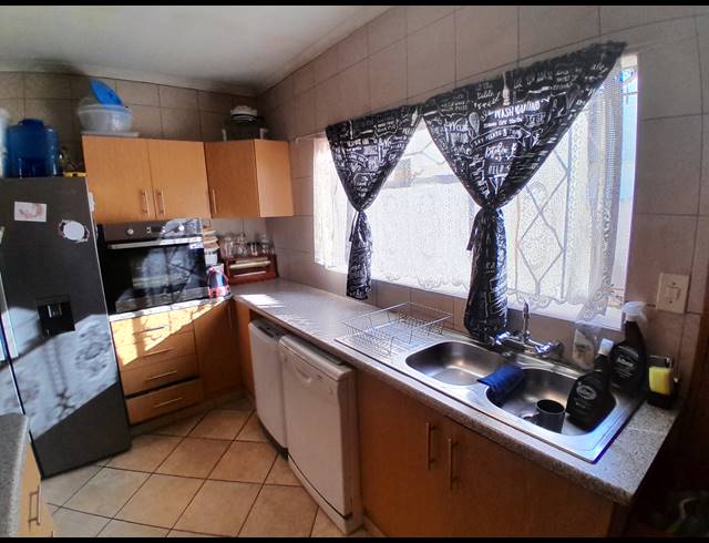 8 BEDROOM FREEHOLD FOR SALE IN BO-DORP